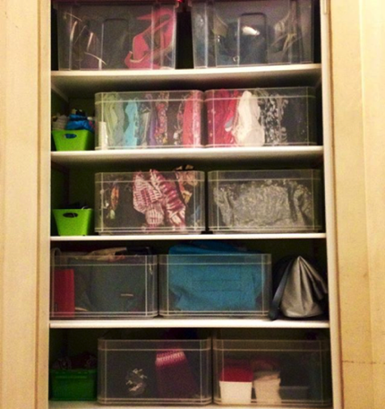 Einbauschrank im Eingangsbereich
Organisiert mit transparenten Kisten